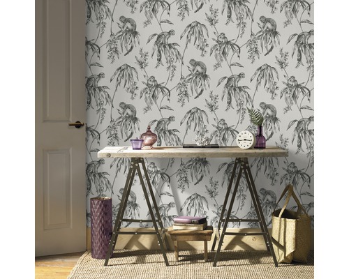 Szene mit Tapete mit Affen- und Pflanzenmuster, Holztisch und dekorativen Gegenständen