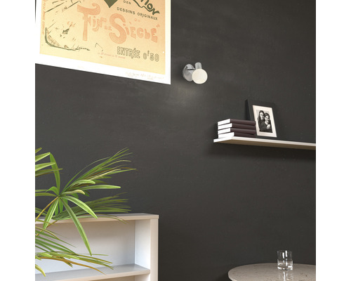 Espace de vie avec applique murale, étagère et décoration