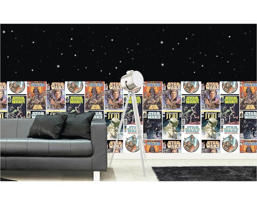 Wohnzimmer mit Star Wars Comic Tapete, Sofa und Stehlampe