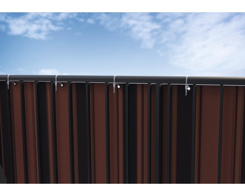 Store vénitien extérieur avec fixation sur ciel bleu