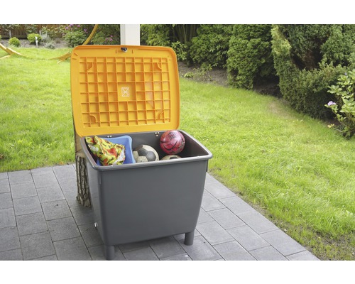 Coffre de rangement pour extérieur avec couvercle ouvert, rempli de jouets