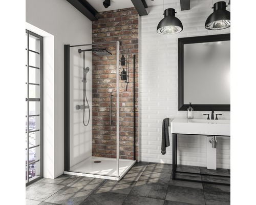Modernes Badezimmer mit Duschkabine, Waschbecken und Spiegel in einem stilvollen Ambiente.