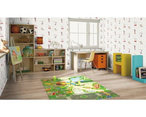 Kinderzimmer mit hellen Holzmöbeln, Schreibtisch, Bücherregal und Spielteppich