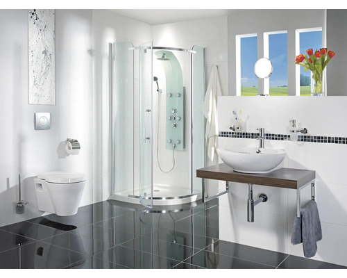 Badezimmer mit Dusche, Waschbecken, Toilette und schwarzen Fliesen