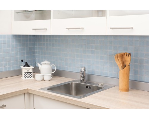 Scène de cuisine avec évier, robinet, vaisselle et ustensiles de cuisine