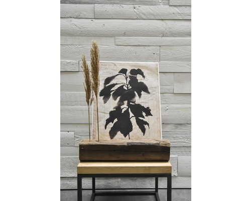 Dekoratives Stillleben mit Pflanzendruck, Trockenblumen und Holzelement auf kleinem Tisch