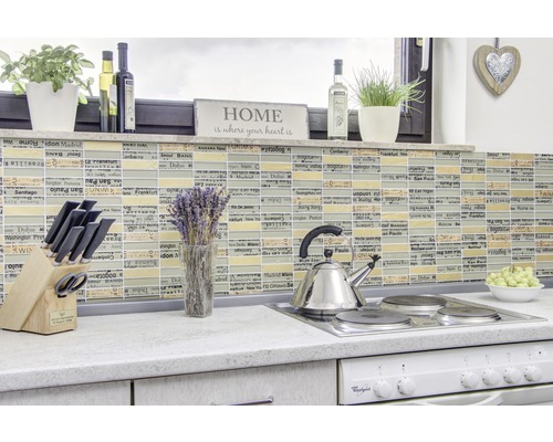 Küchenszene mit Mosaikfliesen, Messern, Wasserkocher und Dekorationen auf einer Arbeitsplatte