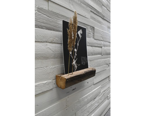 Dekorative Holzregal mit Bild und Trockenblumen vor einer Holzwand