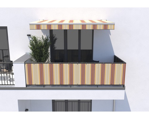 Balcon avec store et pare-vue rayé.