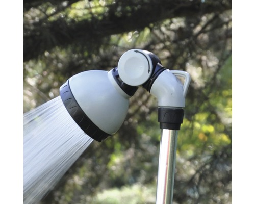 Douche de jardin avec pommeau de douche en fonctionnement