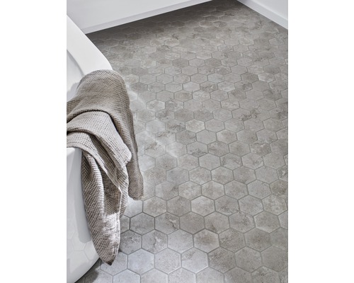 Salle de bains avec carrelage hexagonal et baignoire