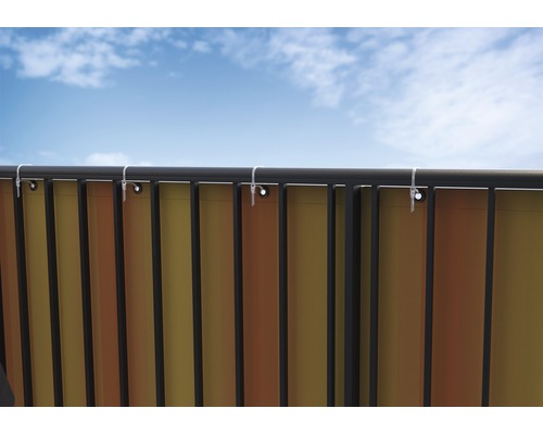 Bandes de confidentialité sur une clôture avec le ciel en arrière-plan