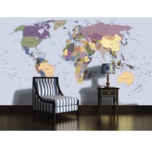 Papier peint représentant une carte du monde, fauteuil rayé et table de chevet avec lampe dans une pièce lumineuse