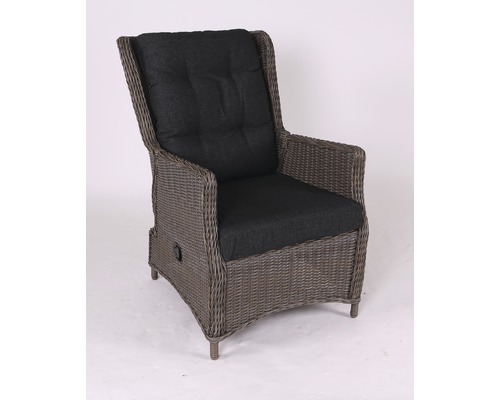 Gartensessel aus Rattan mit dunklen Kissen