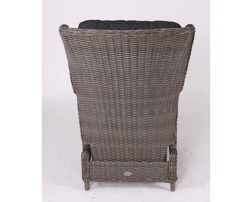 Rückansicht eines Rattansessels mit Polsterauflage