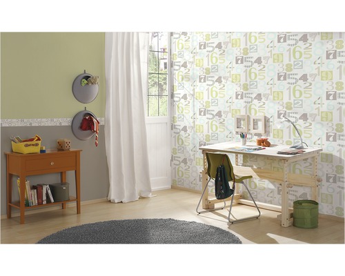 Chambre d''enfant lumineuse avec bureau, chaise, commode et décoration murale