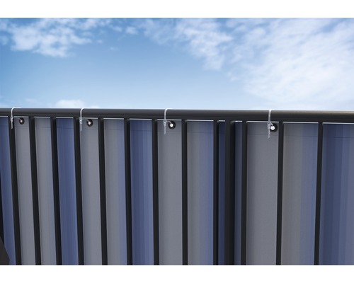 Habillage de balcon fixé à la balustrade avec des serre-câbles