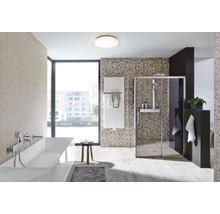 Modernes Badezimmer mit Badewanne, Dusche und Handtuchwärmer