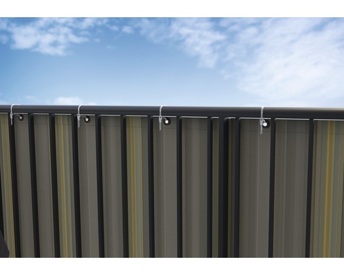 Clôture de confidentialité avec fixation dans le ciel