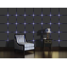 Scène avec fauteuil, table de chevet et lampe devant un mur à motifs carrés