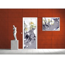 Dekoratives Türposter mit Orchideenmuster und passendes Wandbild in einem hellen Raum.