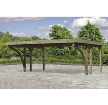 Holzcarport im Garten