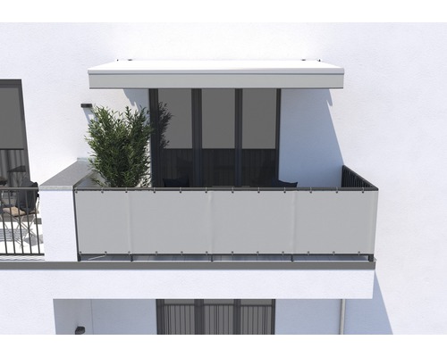 Balcon avec écran de confidentialité et store sur un immeuble d''habitation.