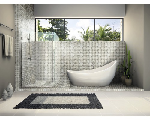 Badezimmer mit Badewanne, Dusche, Mosaikfliesen und Fenster