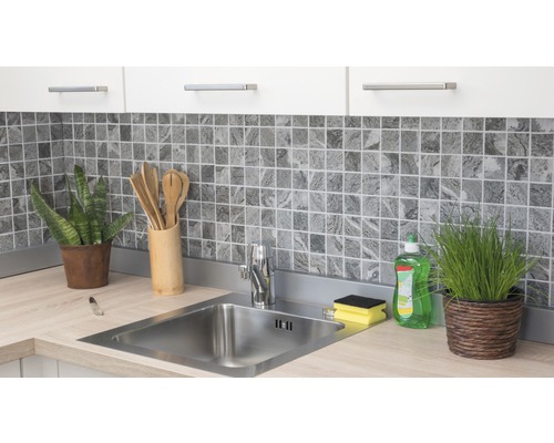 Küchenspüle mit Armatur, Mosaikfliesen und Küchenutensilien