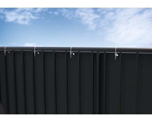 Clôture de protection visuelle avec fixation sur fond de ciel bleu