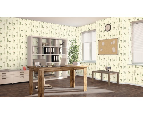 Büroraum mit Schreibtisch, Regalen und Tapete mit Pflanzenmuster