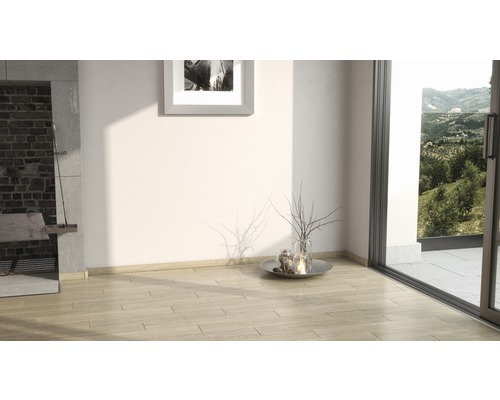 Pièce lumineuse avec carrelage, cheminée et porte de terrasse