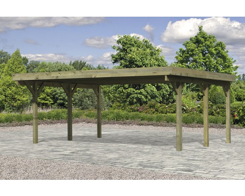 Freistehender Carport aus Holz im Garten