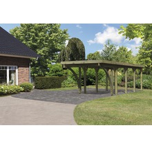 Holzcarport im Gartenbereich