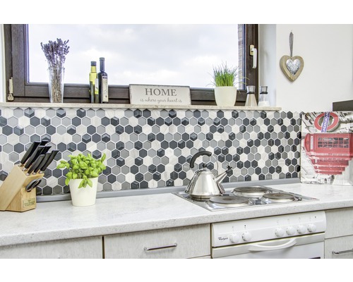 Scène de cuisine avec des carreaux de mosaïque en forme d''hexagone, une cuisinière et des ustensiles de cuisine.