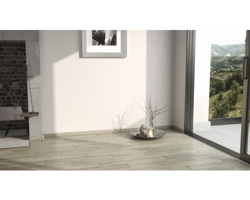 Pièce lumineuse avec carrelage, cheminée et vue sur la verdure