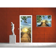 Pièce décorative avec affiche de porte, peinture murale et sculpture
