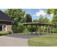 Holzcarport im Garten mit Haus im Hintergrund