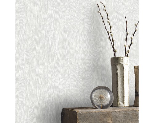 Nahaufnahme einer strukturierten Tapete mit floralen Dekorationen auf einem Holzbalken