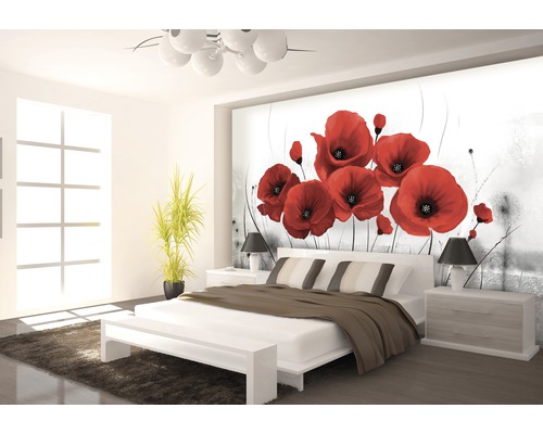 Chambre avec une fresque murale de coquelicots, un lit et des tables de chevet