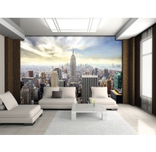Wohnzimmer mit New York Skyline Fototapete, weißen Möbeln und Teppich für eine helle und moderne Atmosphäre.