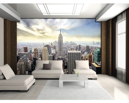Wohnzimmer mit New York Skyline Fototapete, weißen Möbeln und Teppich für eine helle und moderne Atmosphäre.