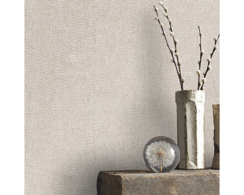 Szene mit gemusterter Tapete, Vase und Dekorationsobjekten auf einem Holzregal