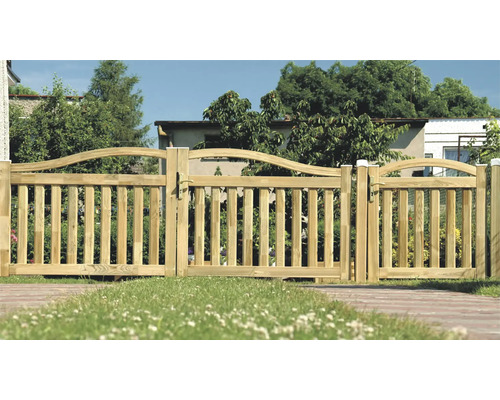 Clôture en bois avec portail dans un jardin