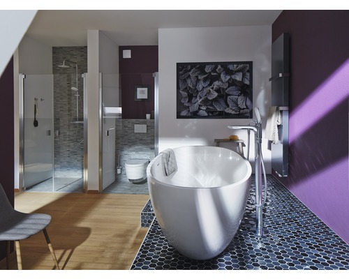 Helles Badezimmer mit freistehender Badewanne, Dusche und Toilette