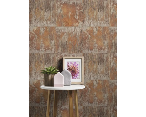 Papier peint aspect rouille derrière une table d''appoint avec décoration