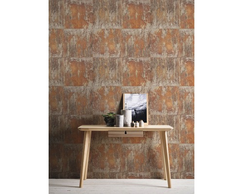 Scène avec une console de table devant un mur avec du papier peint intissé à l''aspect rouille.