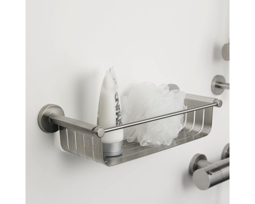 Duschablage aus Metall mit Duschgel und Badeschwamm