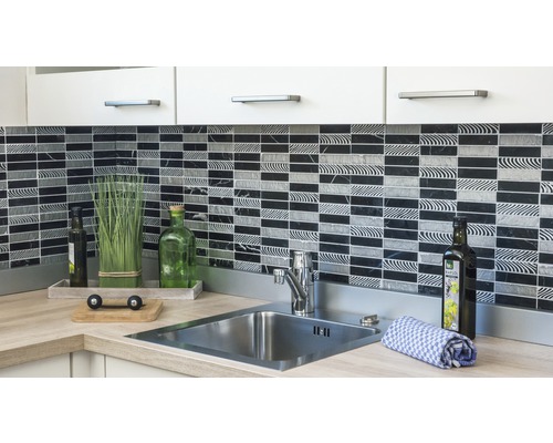 Évier de cuisine avec robinet et mur en carreaux de mosaïque