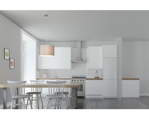 Helle Küche mit Esstisch und Stühlen